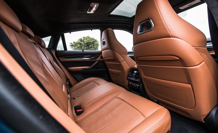 Интерьер BMW X6 M 2016 года  (US) (фото 11 из 18)